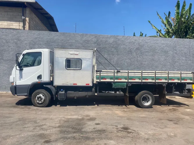 CARROCERIA DE MADEIRA 4M. E CABINE SUPLEMENTAR DE 8 LUGARES