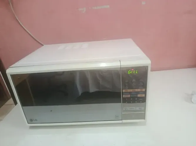 Micro-Ondas LG 44 litros com GRILL . Frente Espelhado. Muito bonito!