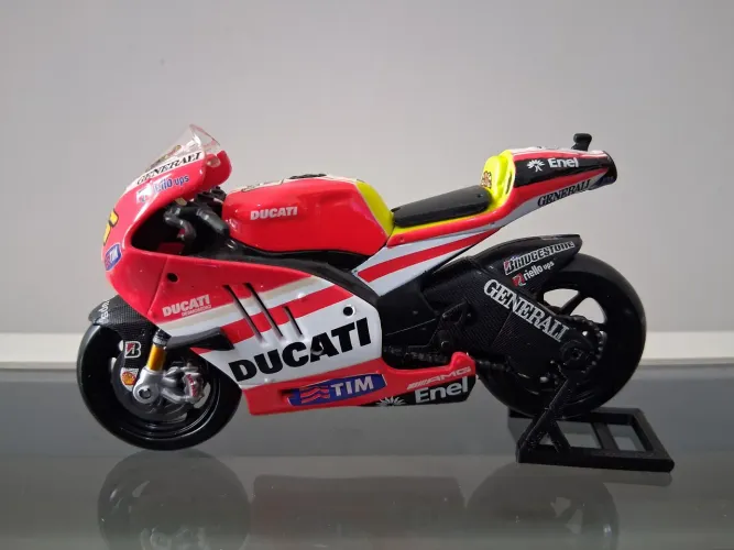 Miniatura Moto GP Maisto Ducati 2011 #46 Valentino Rossi - Escala 1/18