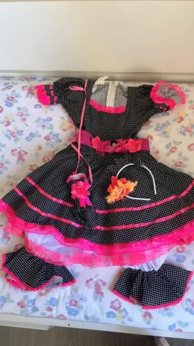 VESTIDO DE CAIPIRINHA. LINDO. SEMI- NOVO EM EXCELENTE ESTADO.VESTE DE 5-7 ANOS