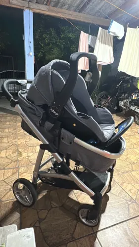 Carrinho Moisés com bebê conforto 