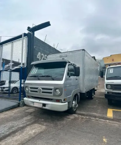 VW 8150 Baú Novissimo km baixa