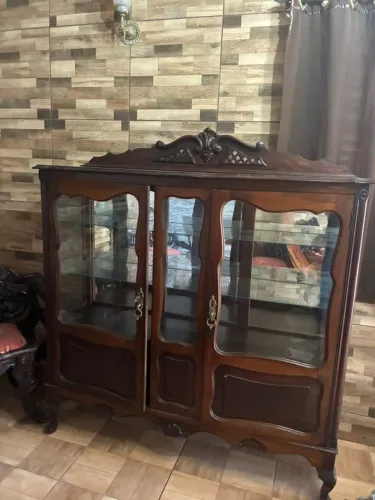 Cristaleira em madeira de lei no estilo Luis XV portas de vidro decoração móveis casa