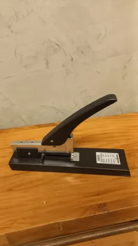 Grampeador Grande Profissional, alavanca de base metálica, grampeia 100 fls marca EAGLE.
