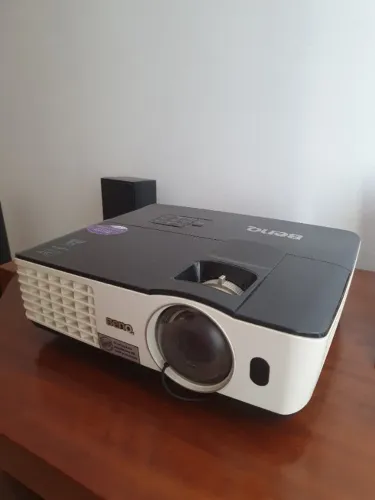 Retroprojetor Benq em ótimo estado de conservação
