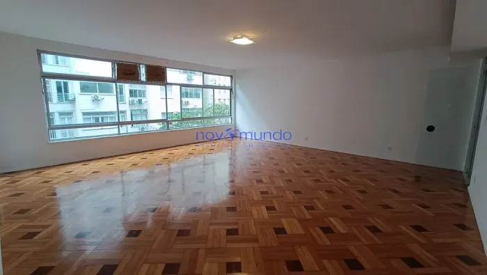 ESPETACULAR APARTAMENTO TRÊS QUARTOS, COM DUAS SUÍTES E VAGA DE GARAGEM EM COPACABANA