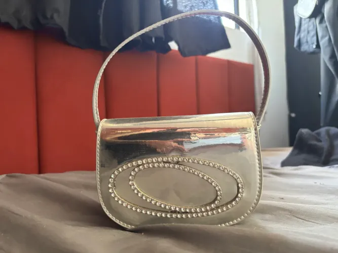 Bolsa prata com pedra