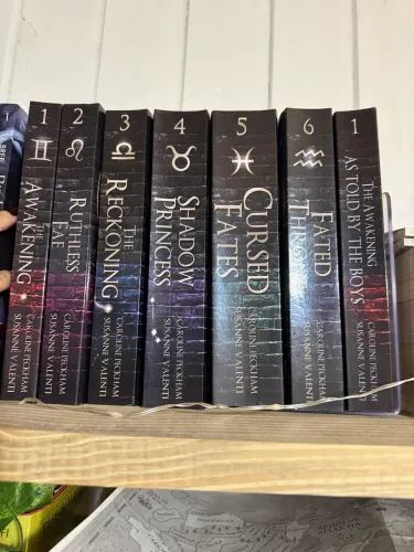 Coleção livros importados Zodiac Academy (do livro 1 ao 6 + livro extra)