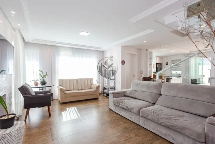 Casa em condomínio com suíte master e ático próximo à Anita Garibaldi