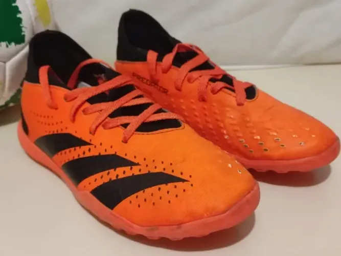 Tênis Adidas Predator na cor laranja