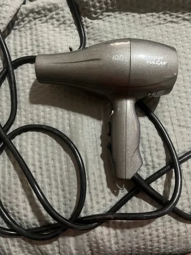 Secador de cabelo funcionando em perfeito estado