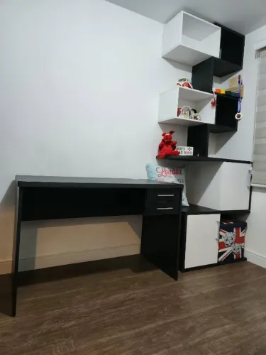 Mesa de escritório e estante sob medida em MDF - preto e branco