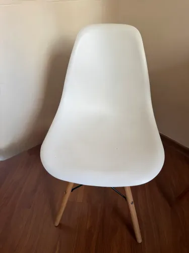 Cadeira branca estilo Eames