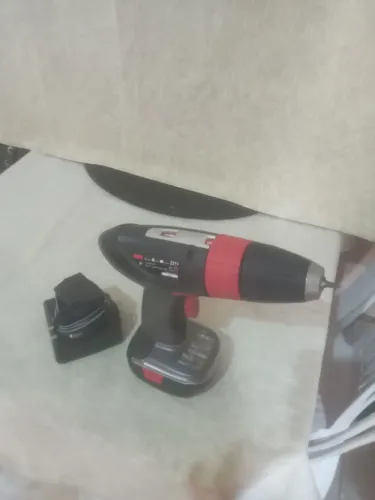 Estou vendendo esta PARAFUSADEIRA com carregador.