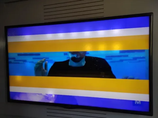 Smart TV LG 43'' Full HD com defeito