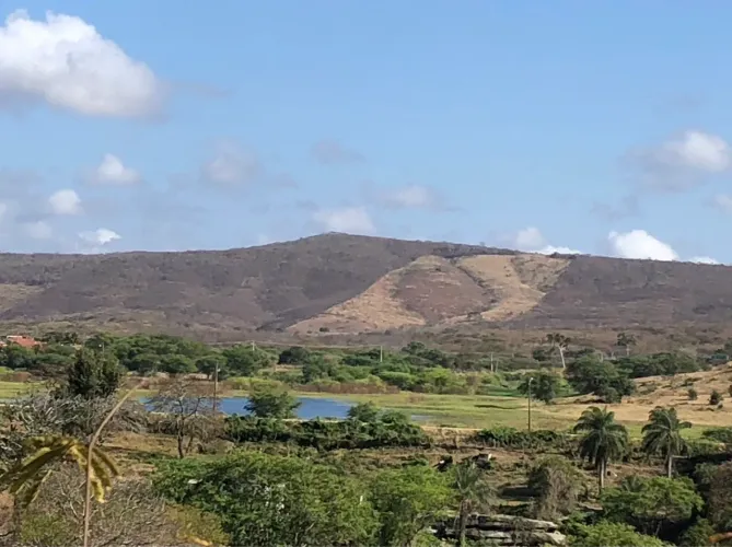 Casa com bom terreno no Centro de Pedra Branca/CE