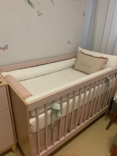 Berço / cama rosa - com colchão