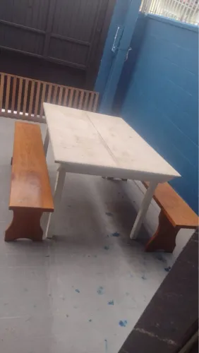 Mesa com bancos