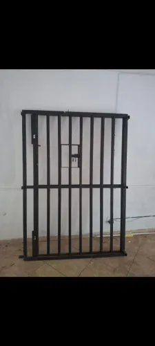 Vendo grade de ferro, para frente de comércio