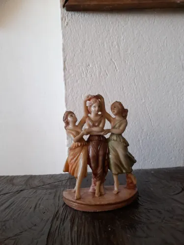 Estátua trio de moças em resina
