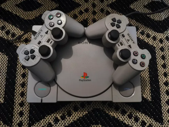 Playstation 1 com 2 controles