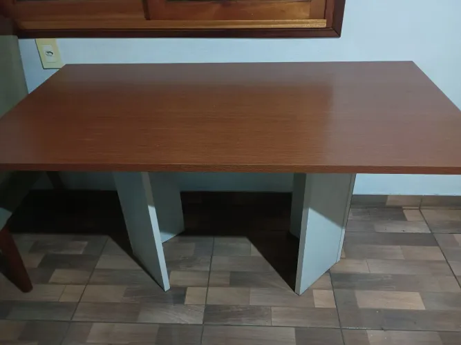 Mesa com 5 cadeiras 