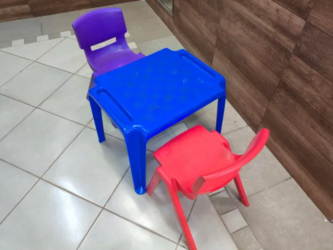Mesa e cadeiras infantil