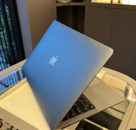 Macbook M1 Tela TRINCADA 256gb - Uso no segundo monitor.