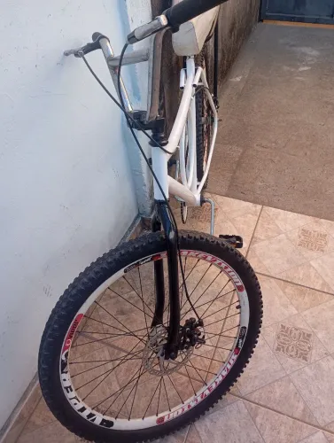 Bicicleta Monark branca aro 26, freio a disco