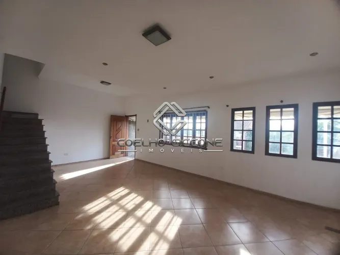 Sobrado com 3 dormitórios, 1 suíte, 1 banheiro social à Venda, 260m² por R$2.130.000,00