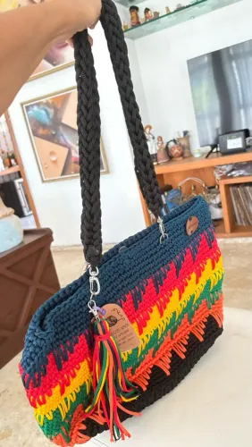 Linda bolsa colorida em crochê