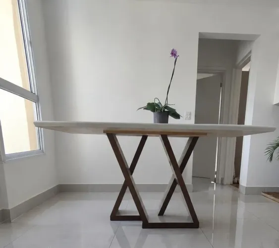 VENDO MESA DE JANTAR!<br><br>Mesa com tampo branco brilhante