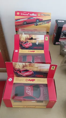 VENDO NOVE MINIATURAS DE CARROS, MOTOS, VESPA
