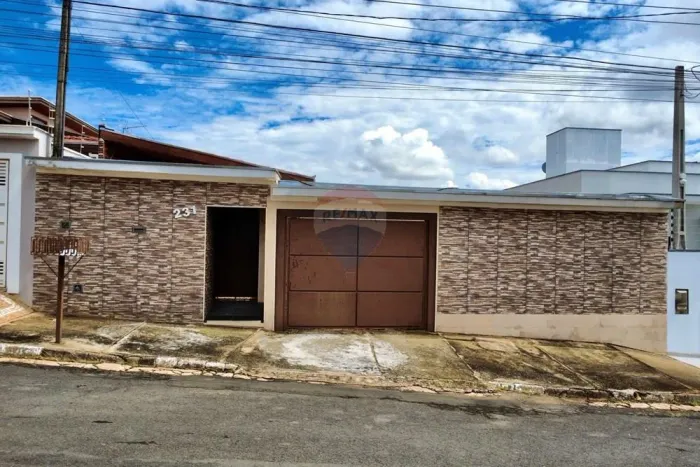 Casa à venda no Parque Santa Bárbara com 3 dormitórios, amplo quintal para vários veículos