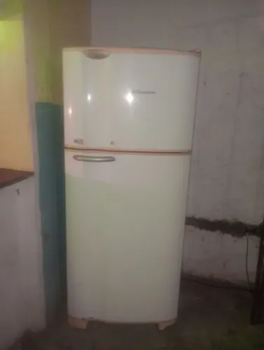 Vende se está geladeira