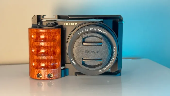 Sony ZV-E10 + Lente do Kit + Cage