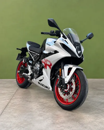 Suzuki GSX-8R 800 cc 