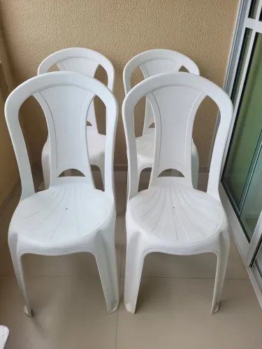 Kit 4 cadeiras de plastico tramontina. Nova, alta qualidade.