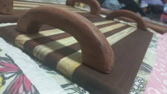 (Produto Novo) Tábua de Servir Premium Madeira de Lei Rústica com Alças