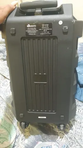 Vende se caixa de com semi nova entrada pra microfone karaokê de rodinha está excelente