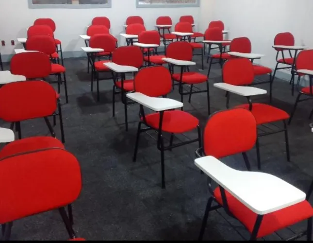 Cadeiras universitárias com prancheta