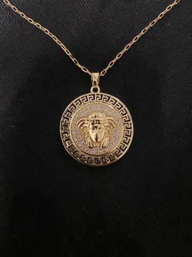 Colar corrente dourada com pedras brancas estilo medusa italiana inspirada Versace 