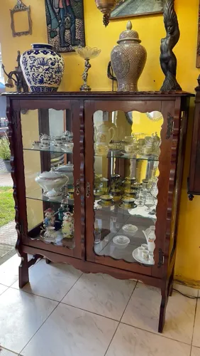 Linda cristaleira antiga com detalhes em bronze