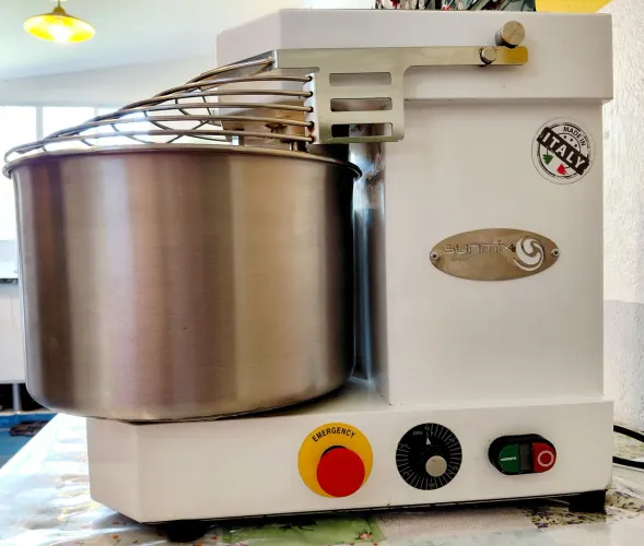 Vendo amassadeira espiral italiana Sunmix. 15 kg, 10 velocidades, revisada, 14 mil