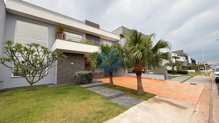 Casa de Luxo em Condomínio: 3 Suítes, 4 Vagas, 248m² no Jardim Residencial Dona Maria José