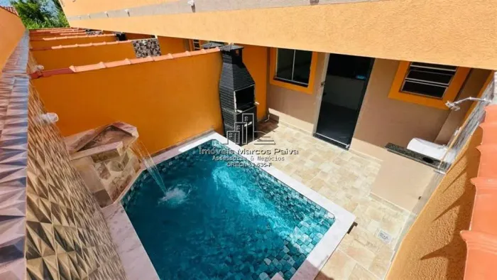 Casas com Piscina Privativa a Poucos Metros da Avenida Principal!