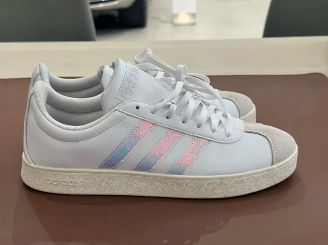 Vendo tênis Adidas Courtblock branco com listras holográficas ORIGINAL
