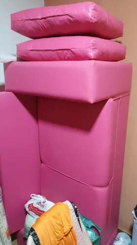 Lindo sofá de couro rosa choque - Oportunidade