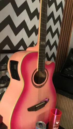 Violão rosa 