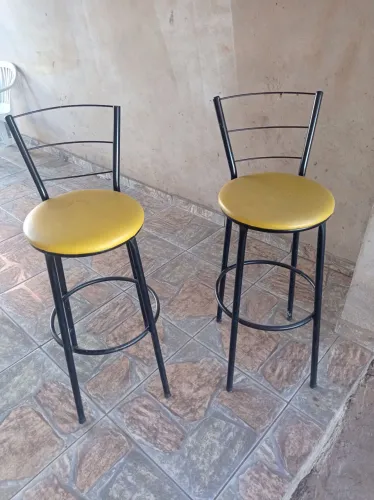 Banqueta alta com encosto amarela